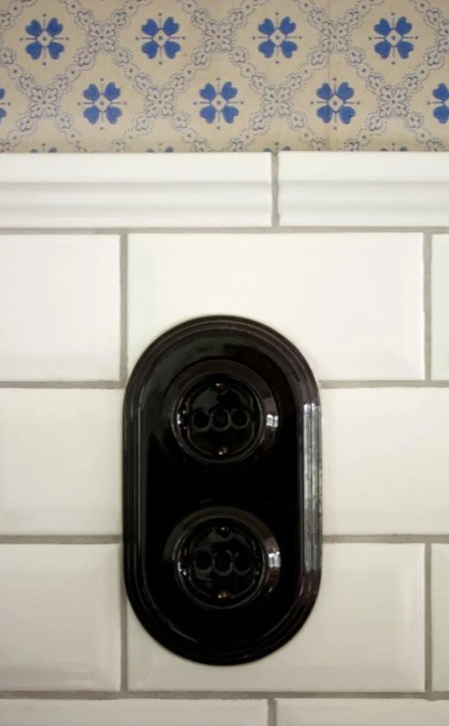 Eluttag dubbelt svart porslin - Fontini infällt