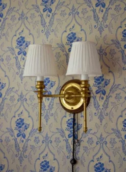 Vägglampa - Wivallius mässing, vit tygskärm