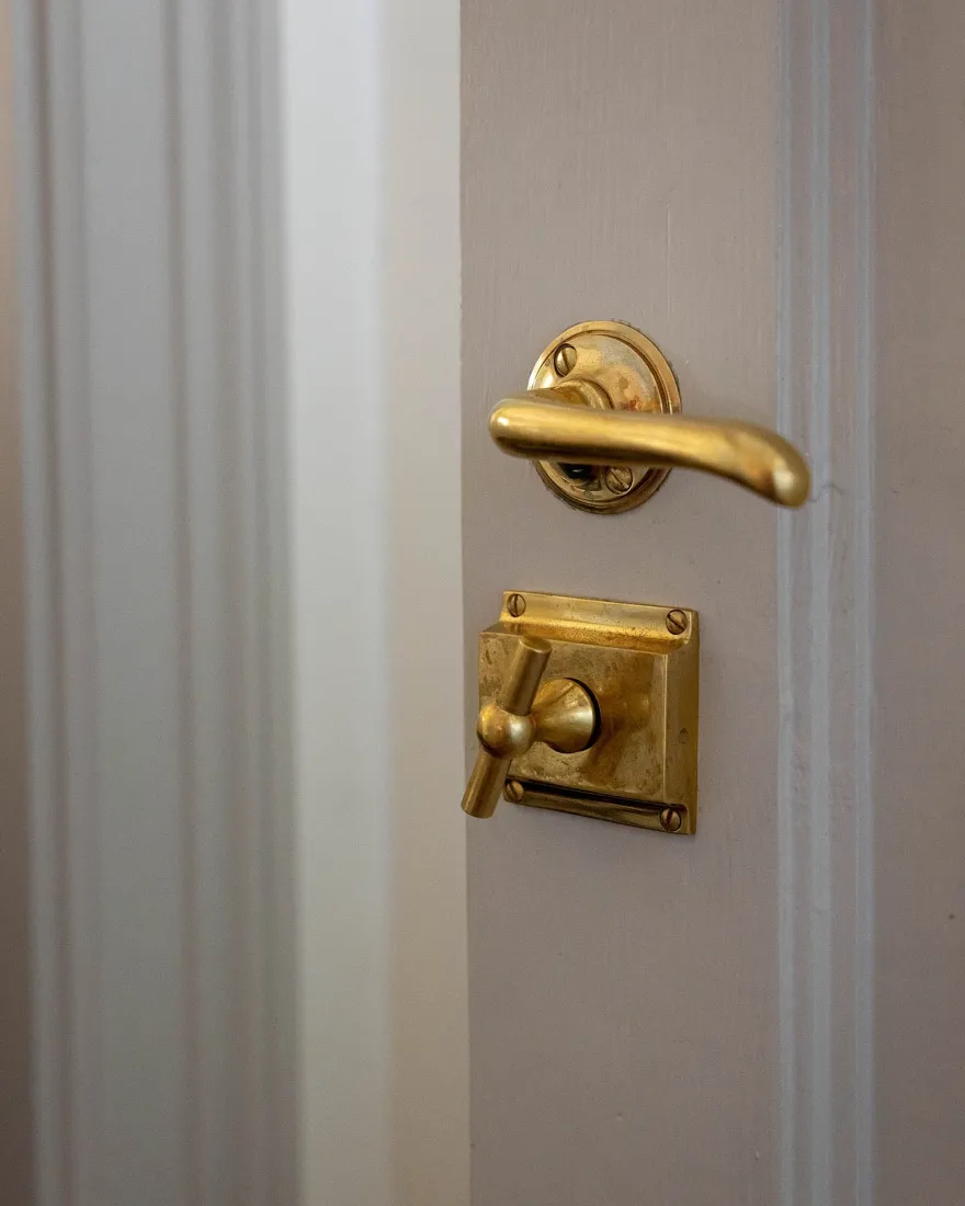 WC-regel rund för modern dörr - Toalettlås mässing