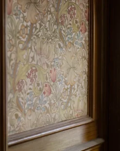 William Morris & Co. Tapet - Golden Lily Green/Red